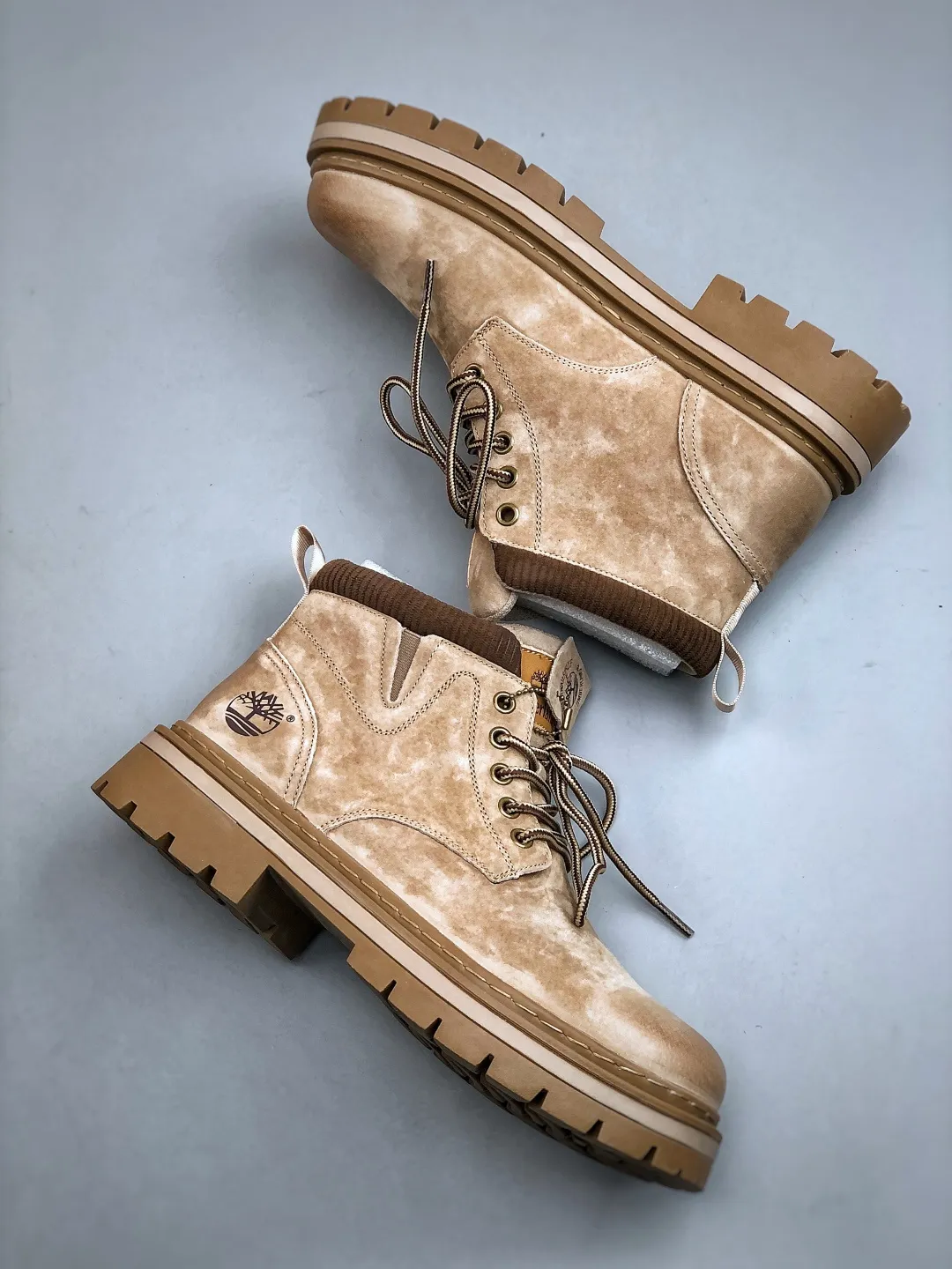 Local 💰560 supports store opening. New goods 🚀 #Timberland Timberland/Timberland classic outdoor casual rhubarb boots series. Guangdong factory quality. Original box and original packaging. The fabric is made of Italian 🇮🇹 top-grade frosted fine-grained cowhide. It is paired with anti-odor and anti-corrosion genuine leather latex insoles to give you a perfect wearing experience. High-quality and durable. A must-have for sportsmen. Specially designed to treat those who are not handsome. High-quality and first-class foot feel. Size: 38-44 (leather shoe size)